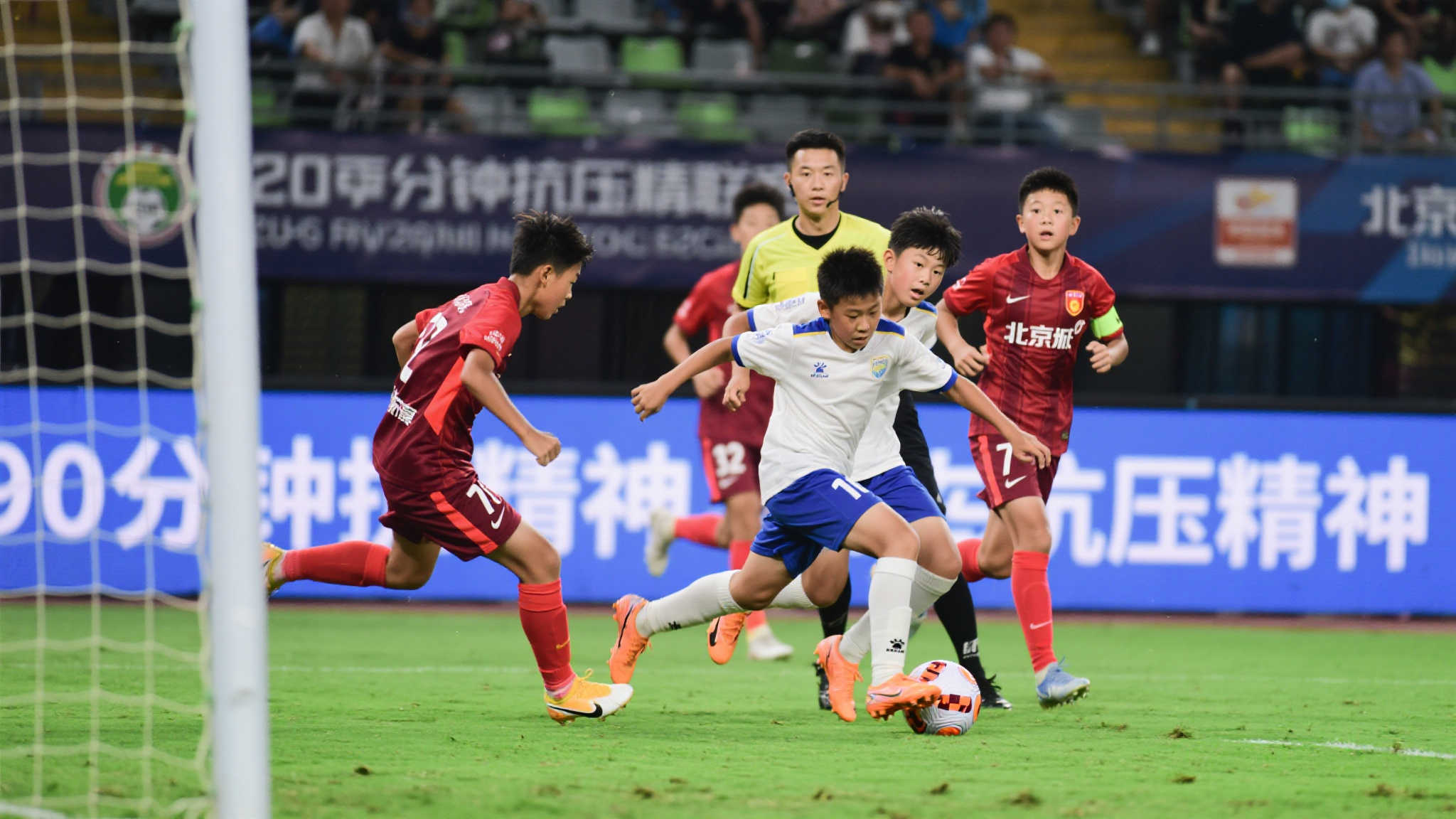 第916期《足球周刊》上市,聚焦武汉女足新动态 第916期《足球周刊》上市,聚焦武汉女足新动态